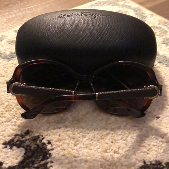 Salvatore ferragamo sunglasses - Picture 3 of 8